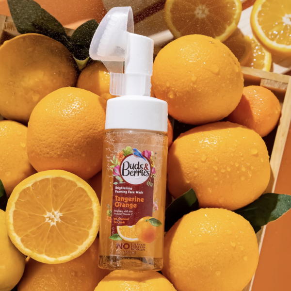 Buds & Berries Tangerine Orange Brightening Silicone Brush Face Wash with Natural Vitamin C for Glowing Skin | Gentle Facewash | No Sulphate, No Paraben | 150 ml